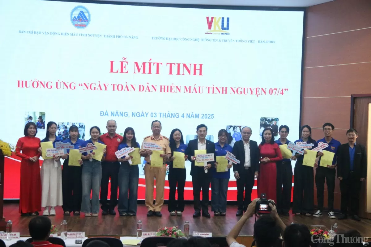Các tình nguyện viên ký đơn tình nguyện hiến máu, hiến mô nhằm hưởng ứng “Ngày toàn dân hiến máu tình nguyện”