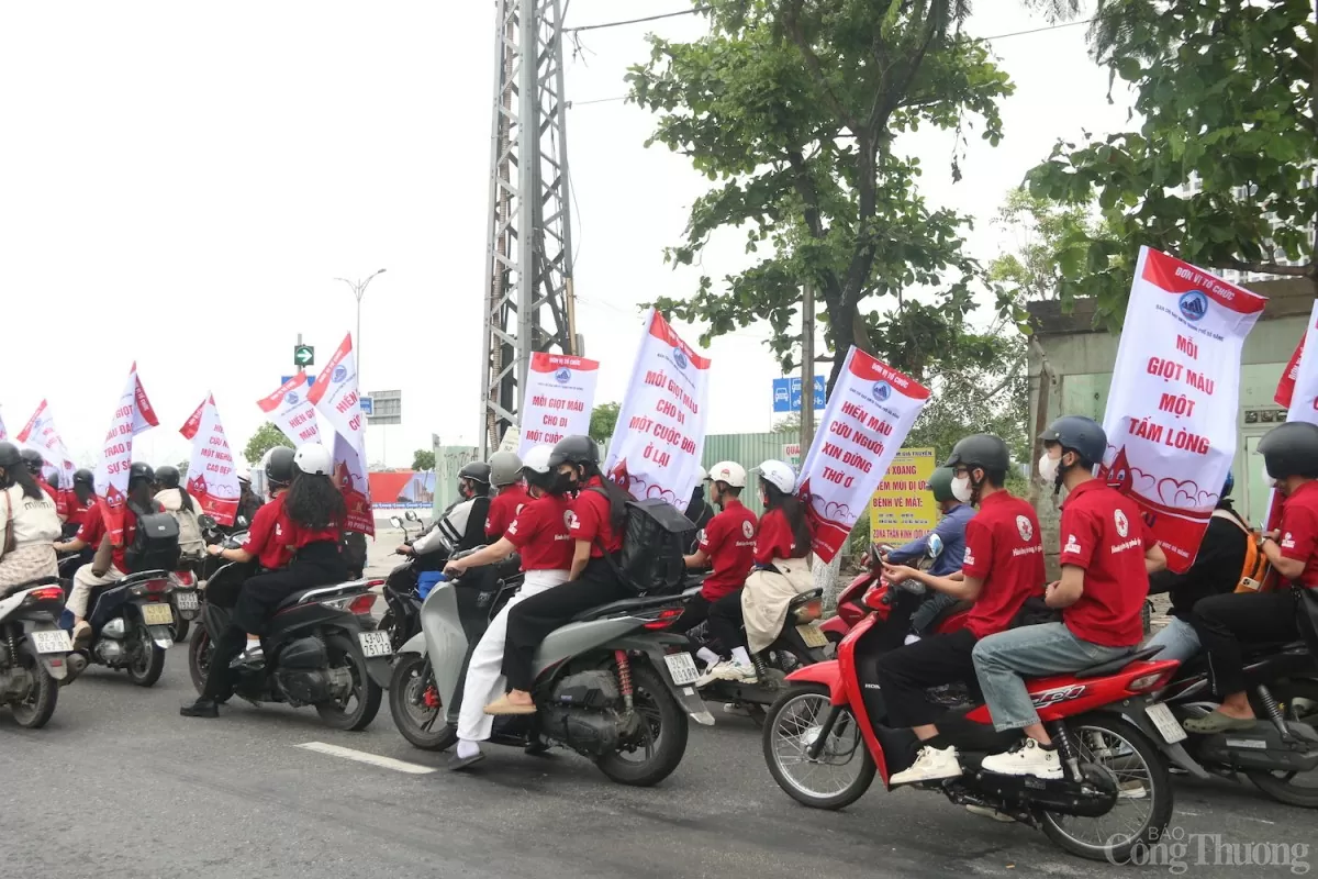 Các tình nguyện viên ký đơn tình nguyện hiến máu, hiến mô nhằm hưởng ứng “Ngày toàn dân hiến máu tình nguyện”