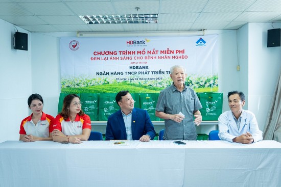 hdbank mang anh sang toi 1000 benh nhan ngheo trong nam 2025