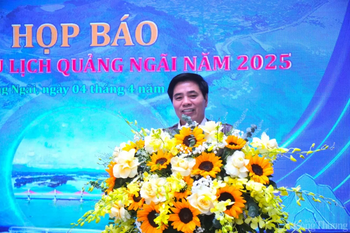 Ông Nguyễn Tiến Dũng, Giám đốc sở Văn hóa Thể Thao và Du lịch tỉnh Quảng Ngãi phát biểu tại họp báo