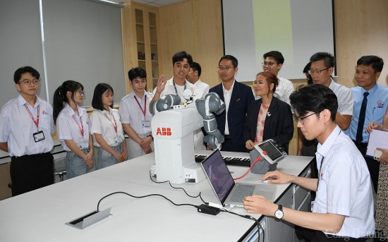 truong dai hoc cong nghiep tp ho chi minh nhan tai tro robot