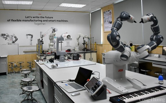 kham pha phong lab robot iuh hien dai nhat viet nam