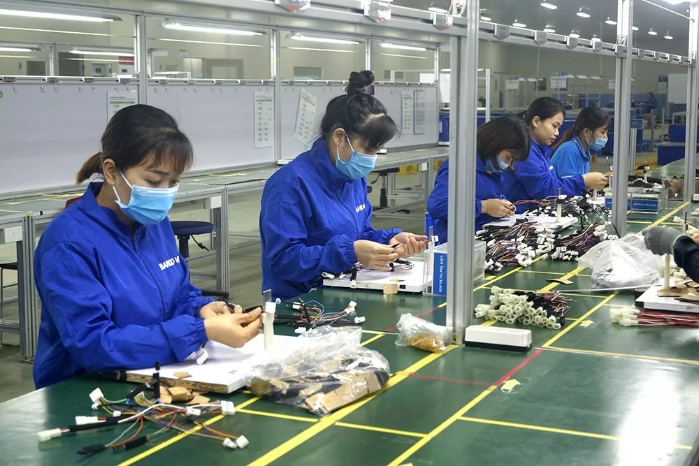 Gia công linh kiện điện tử phục vụ xuất khẩu tại Công ty TNHH Bando Vina, Khu công nghiệp Thụy Vân, thành phố Việt Trì.