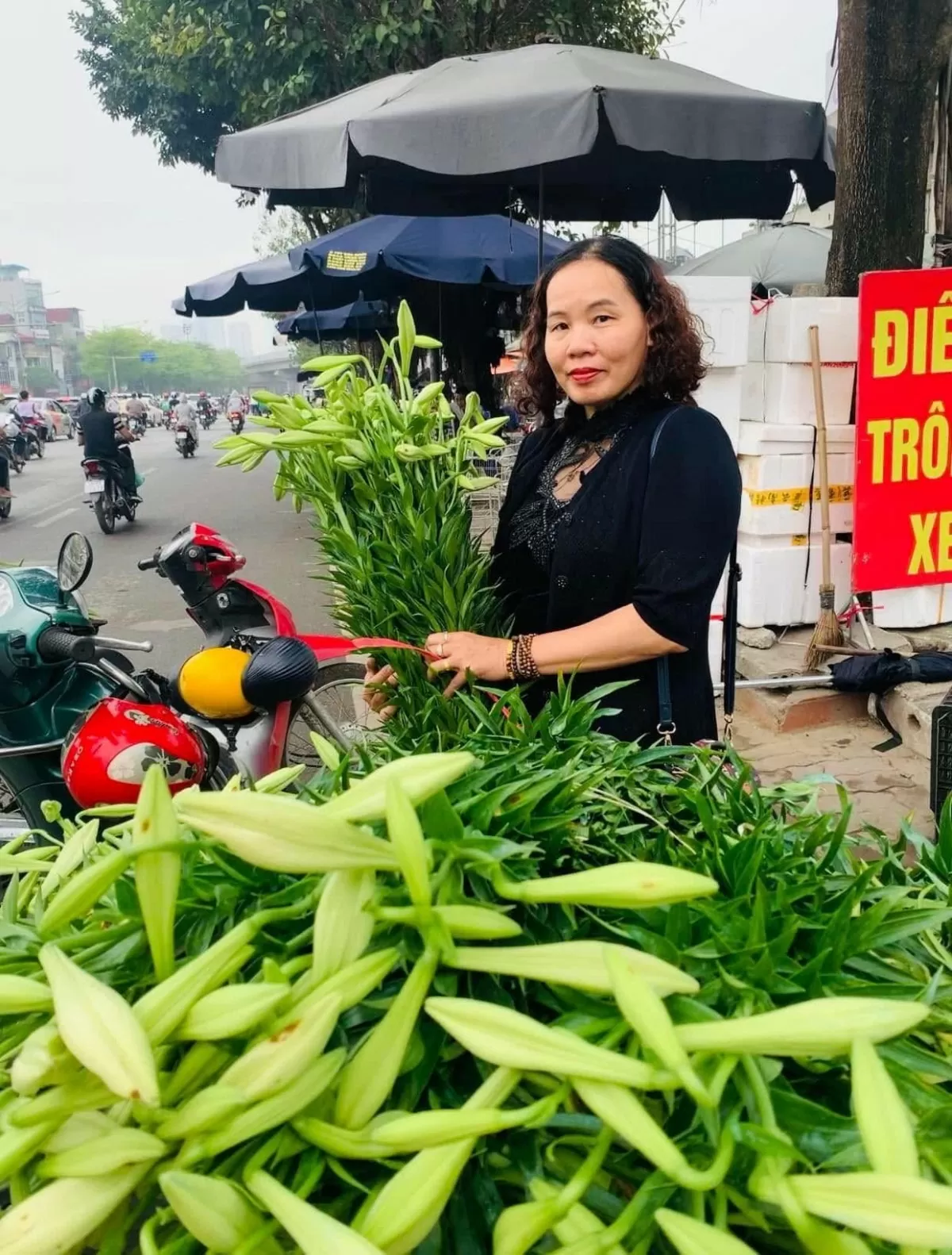 Hoa loa kèn giá cao, người Hà Thành vẫn ‘rút ví’ mua
