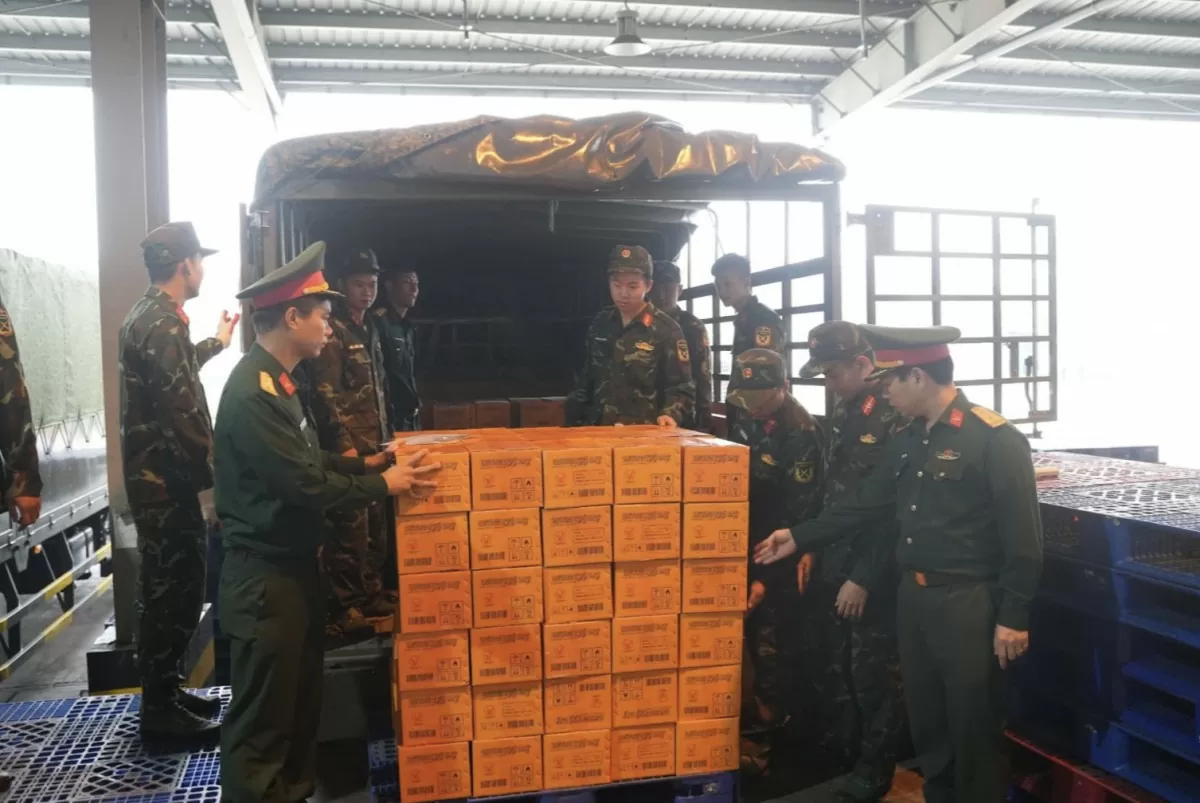 xe chở hàng cứu trợ của các đơn vị thuộc Bộ Quốc phòng và Bộ Công an Việt Nam đã tập kết tại kho hàng của Vietnam Airlines ở Nội Bài, chuẩn bị cho việc xử lý và vận chuyển tiếp theo.