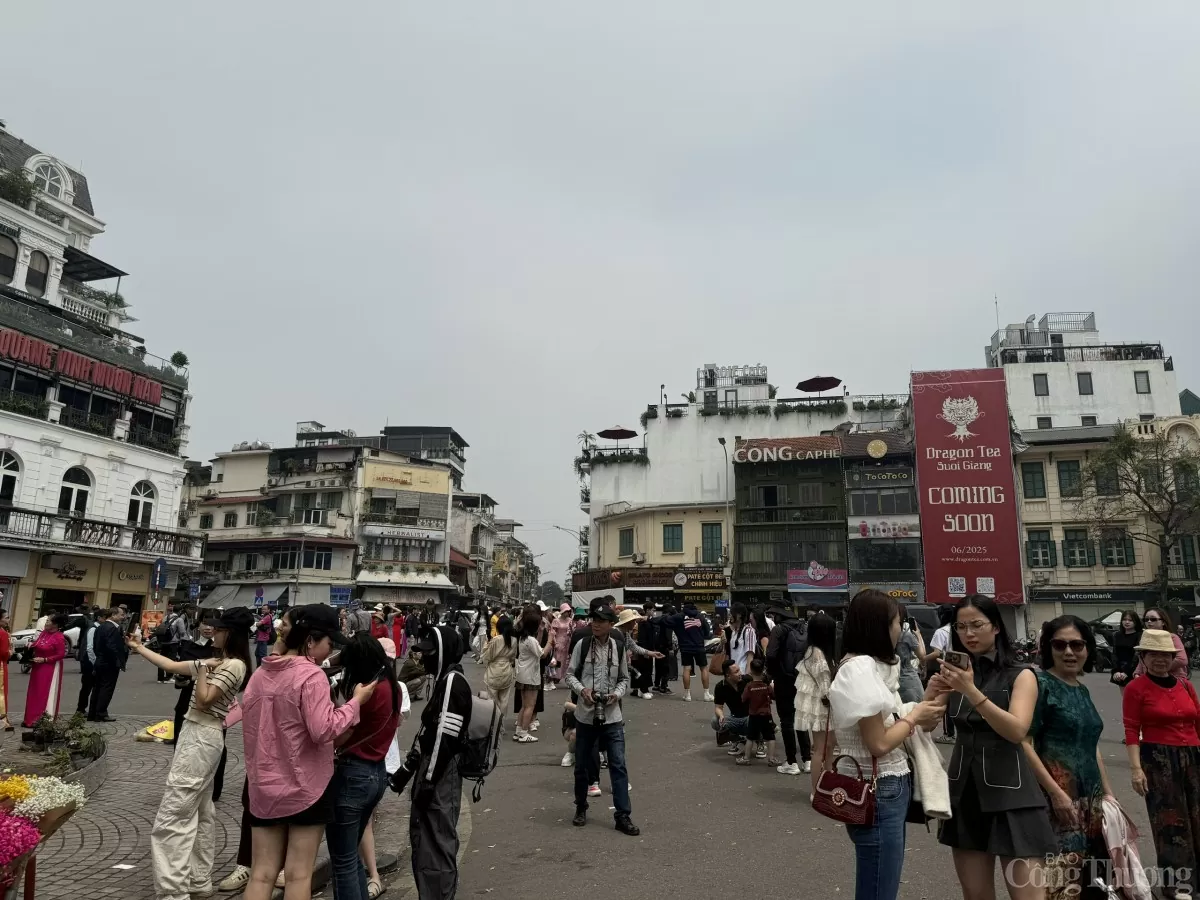 Nhà hàng kín chỗ vì 'hiệu ứng chia tay' Hàm Cá Mập