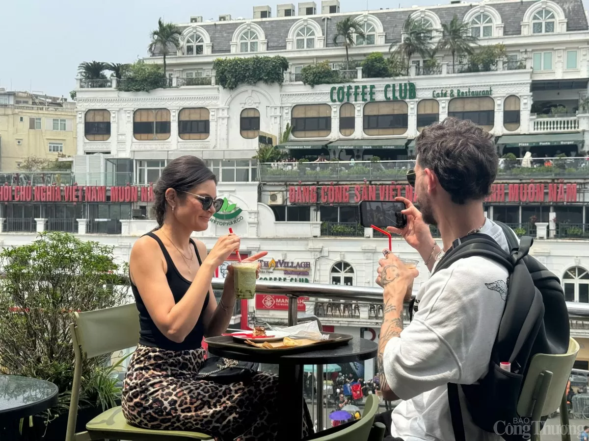 Nhà hàng kín chỗ vì 'hiệu ứng chia tay' Hàm Cá Mập