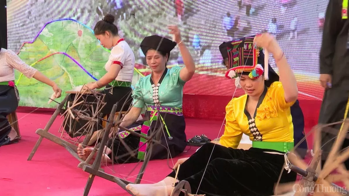 Về Lai Châu vui hội té nước lấy may