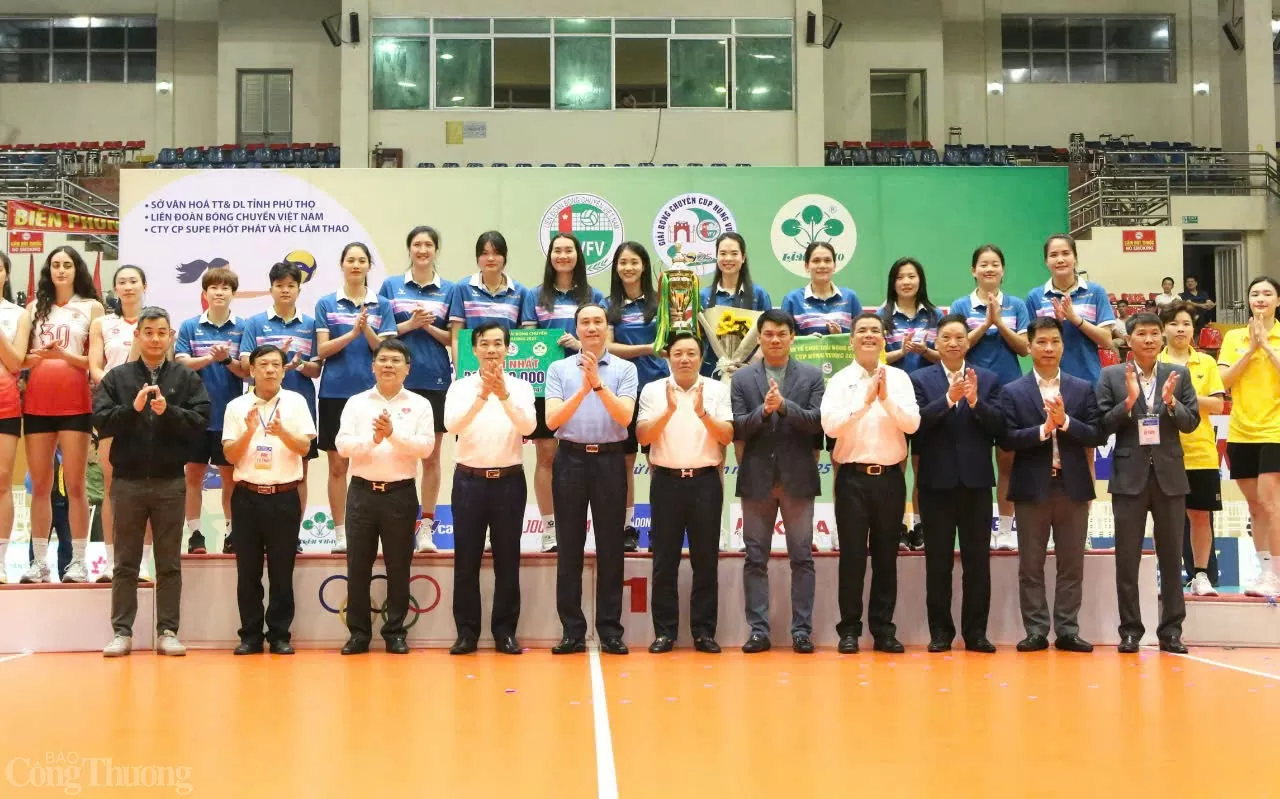 Ở nội dung nữ, màn tỏa sáng của Nguyễn Thị Bích Tuyền giúp LPB Ninh Bình nhẹ nhàng đánh bại Thông tin - Đông Bắc ở chung kết Cúp Hùng Vương 2025 tối ngày 7/4, đưa đội bóng Cố đô lên ngôi vương. 