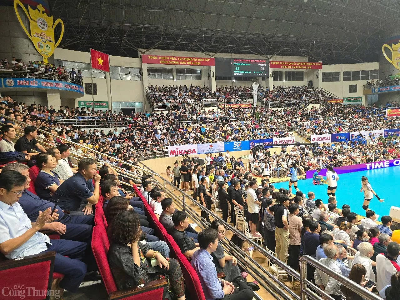 Tối ngày 8/4, các khán giả tại Nhà Thi đấu Thể dục Thể thao tỉnh Phú Thọ đã “cháy” hết mình với những trận đấu vô cùng căng thẳng. Ngay từ thời điểm 19h diễn ra trận tranh hạng 3 nội dung nữ giữa VTV Bình Điền Long An và VietinBank, nhà thi đấu đã kín chỗ ngồi. 