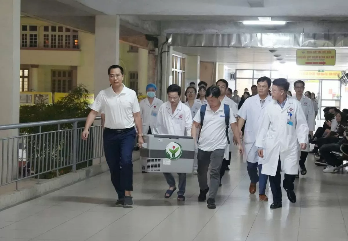 Thận được các chuyên gia, y, bác sĩ vận chuyển vào phòng mổ của Bệnh viện Đa khoa tỉnh Quảng Ninh.