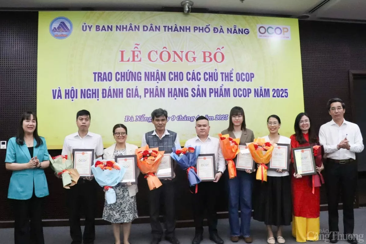 Lãnh đạo thành phố Đà Nẵng trao chứng nhận sản phẩm OCOP 4 sao cho 11 sản phẩm của 7 chủ thể