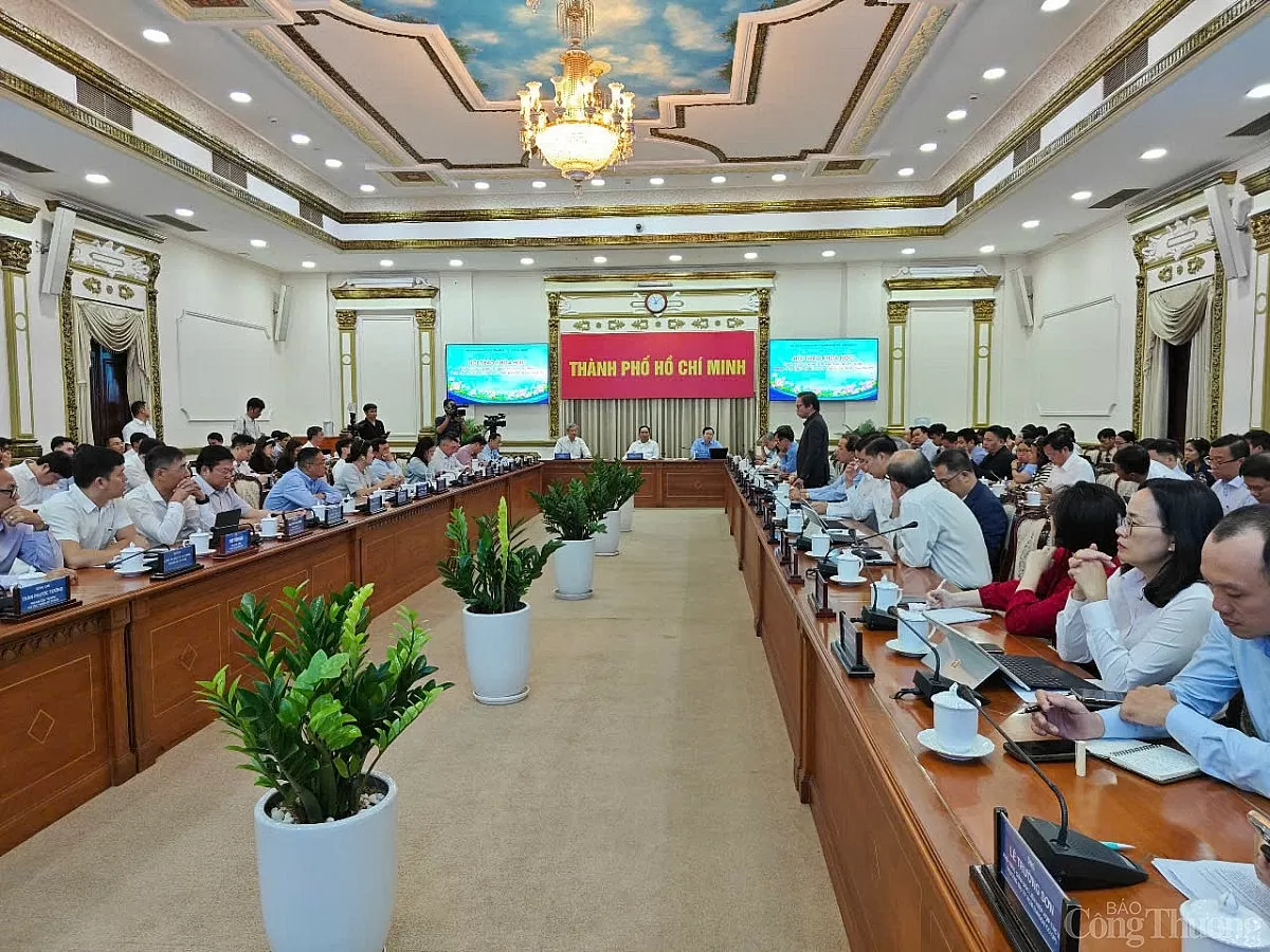 TP. Hồ Chí Minh giữ nguyên chỉ tiêu tăng trưởng, tháo gỡ khó khăn thuế quan
