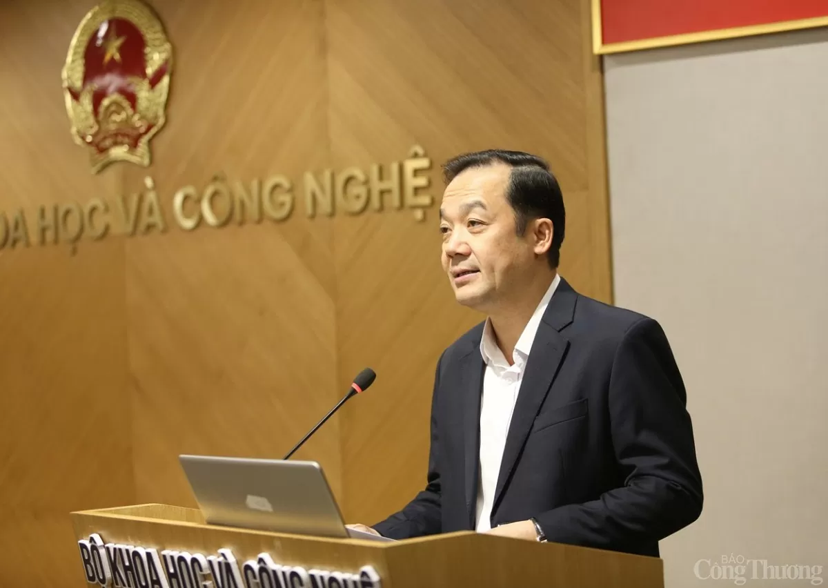 Thứ trưởng Phạm Đức Long