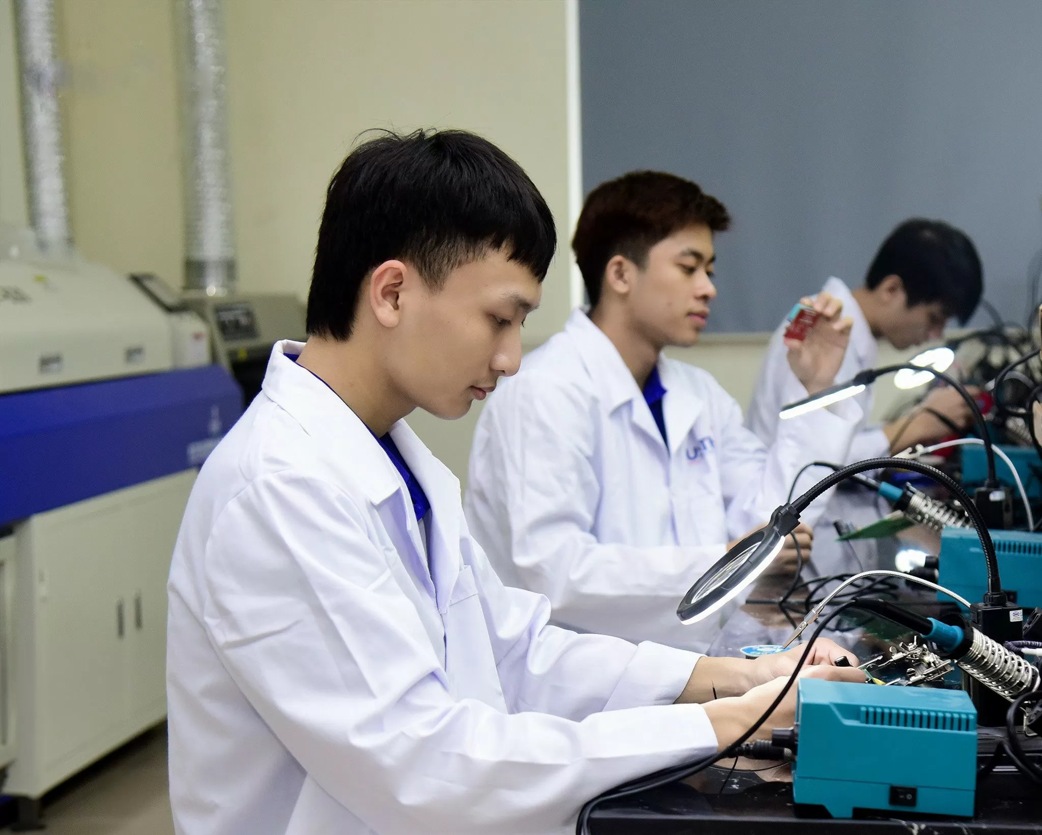 Vi mạch - bán dẫn: Ngành 'hot', học phí cũng… 'nóng'!