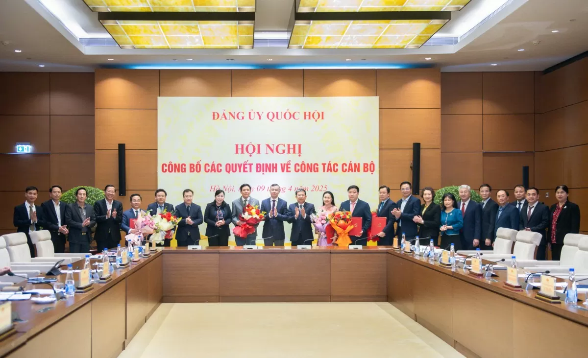 Phó Bí thư chuyên trách Đảng ủy Quốc hội Vũ Hải Hà và các đồng chí trong Ban Thường vụ Đảng ủy Quốc hội trao quyết định và tặng hoa chúc mừng các đồng chí được phân công điều động, bổ nhiệm