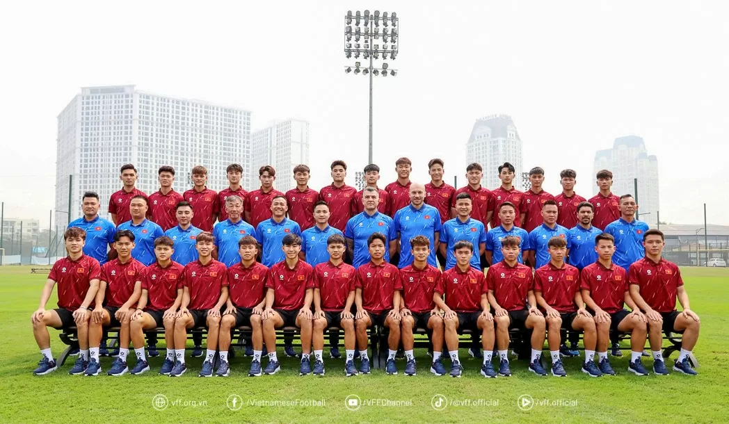 Ban huấn luyện cùng các tuyển thủ U17 Việt Nam. (Ảnh: VFF)