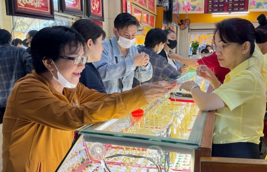gia vang lai tang soc nha dau tu do xo gom vang