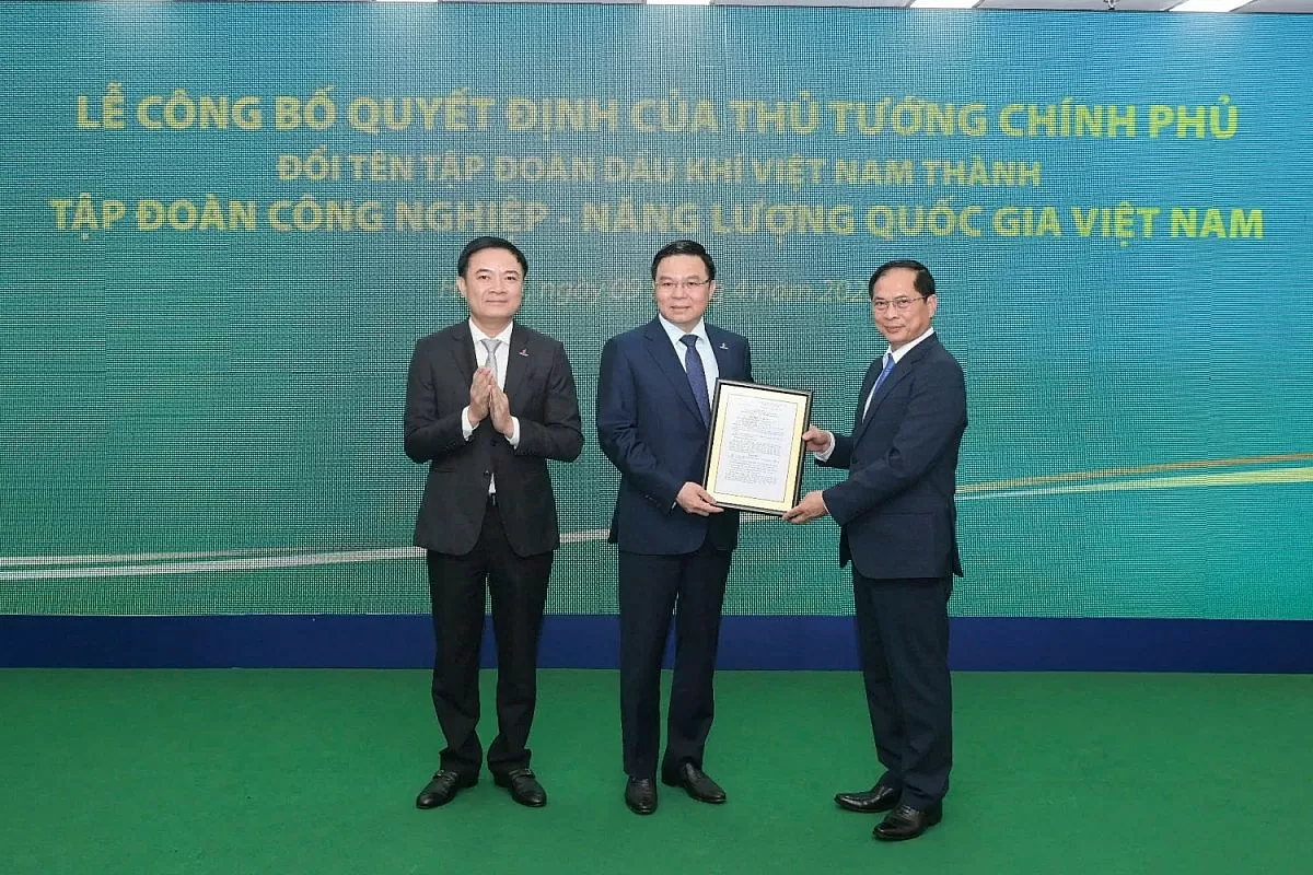 Thừa ủy quyền của Thủ tướng Chính phủ, Phó Thủ tướng Bùi Thanh Sơn trao quyết định đổi tên Tập đoàn Công nghiệp - Năng lượng Quốc gia Việt Nam