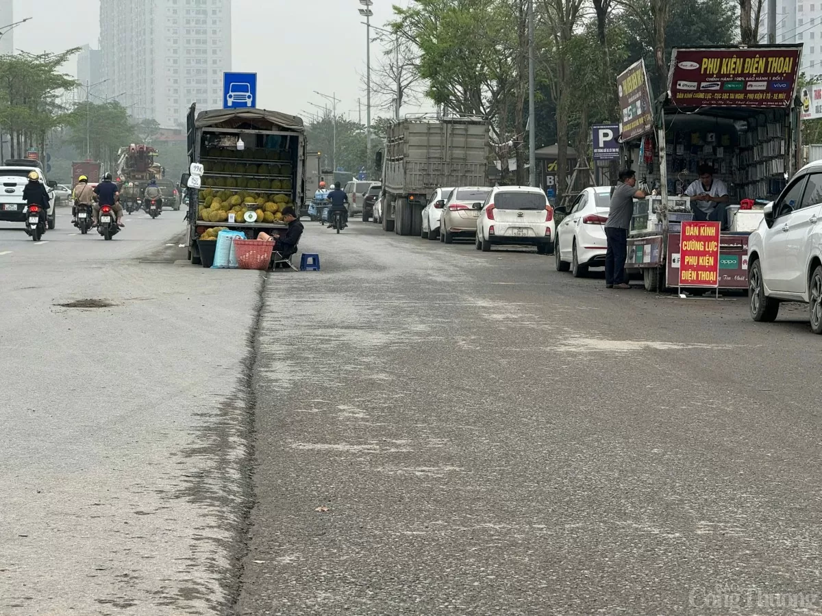 Xe tải bán hàng 'mọc như nấm' chiếm lòng đường Hà Nội