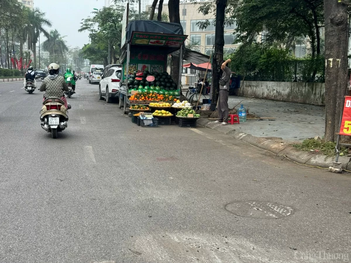 Xe tải bán hàng 'mọc như nấm' chiếm lòng đường Hà Nội