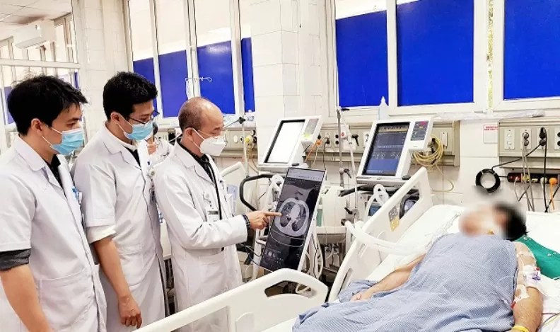 PGS. TS Đỗ Duy Cường - Viện trưởng Viện Y học nhiệt đới, Bệnh viện Bạch Mai cùng các bác sĩ đánh giá biến chứng viêm phổi ở bệnh nhân sởi. Ảnh: Bệnh viện Bạch Mai