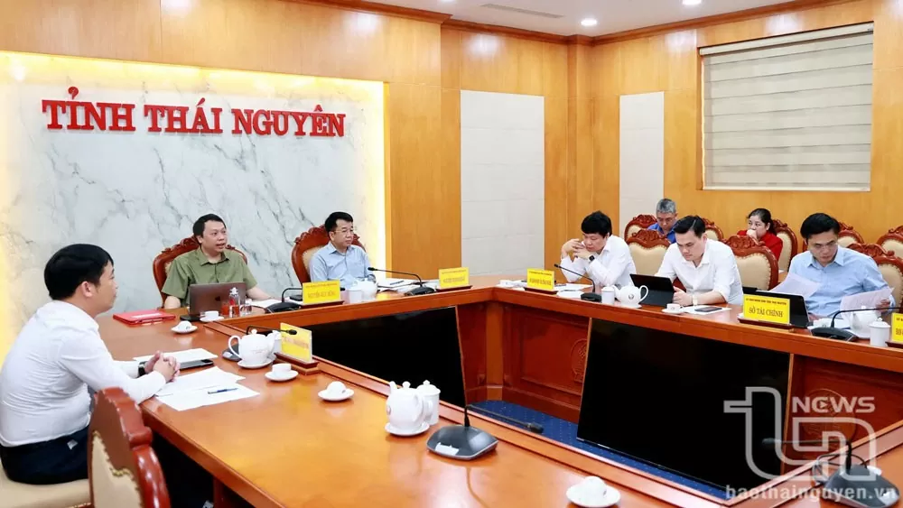 Đồng chí Chủ tịch UBND tỉnh Nguyễn Huy Dũng chủ trì họp với lãnh đạo các sở, ngành về việc mời gọi, thu hút đầu tư vào trung tâm dữ liệu.