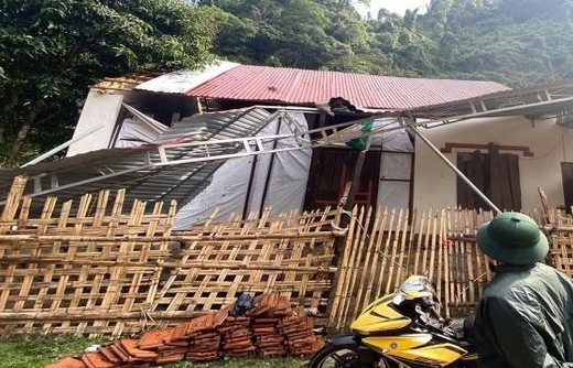 nghe an thiet hai nang ne sau tran loc xoay kem mua da