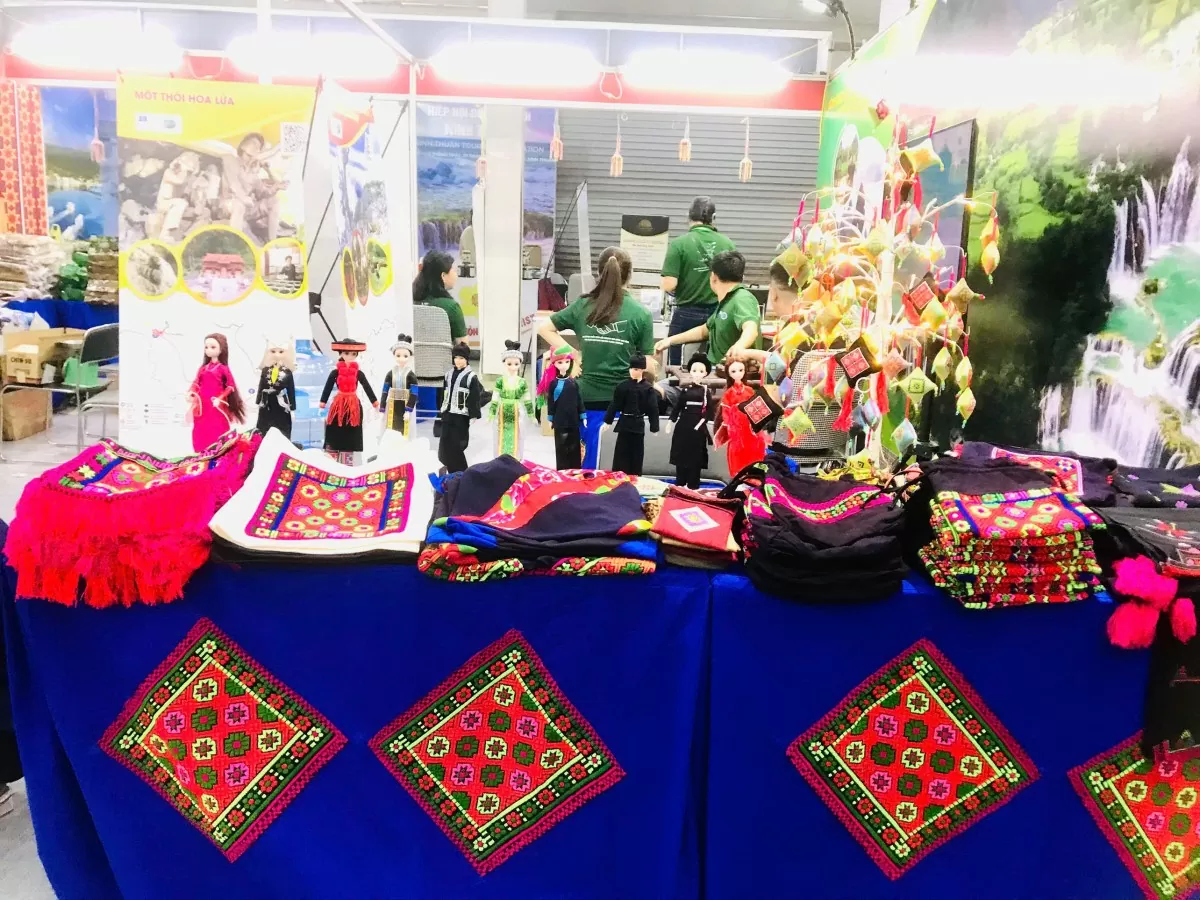 Gian hàng thổ cẩm Cao Bằng đầy sắc màu