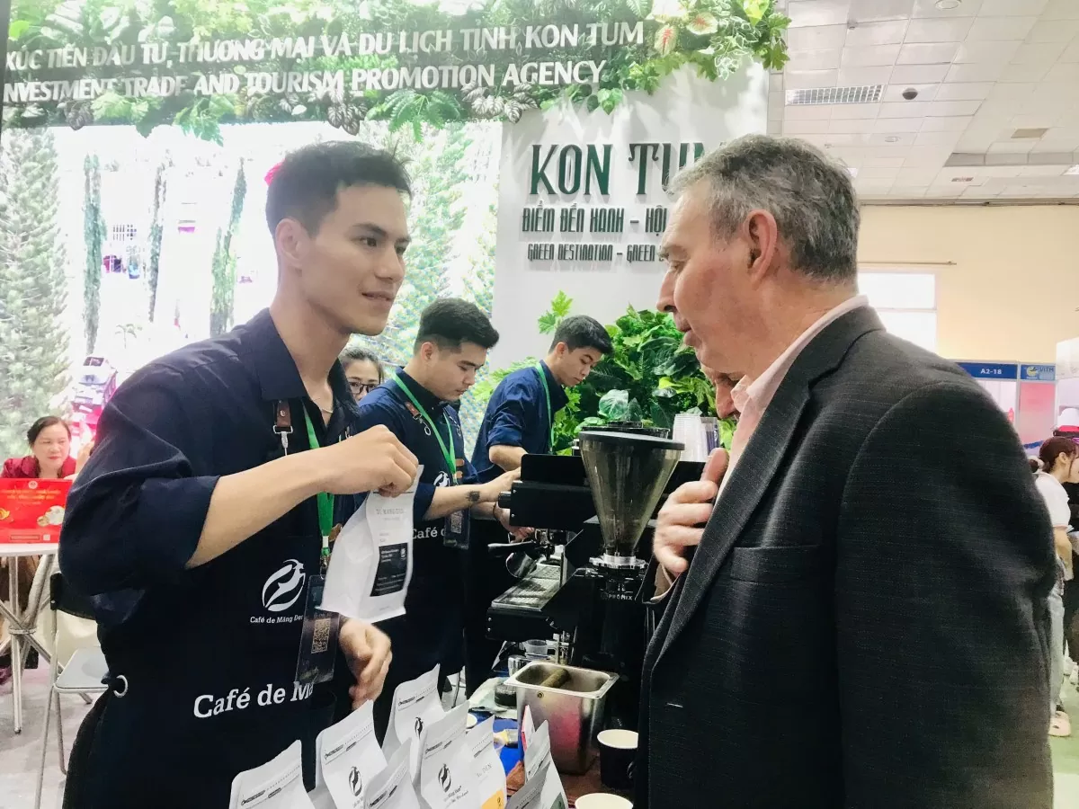 Khách nước ngoài tìm hiểu cà phê Măng Đen, Kon Tum