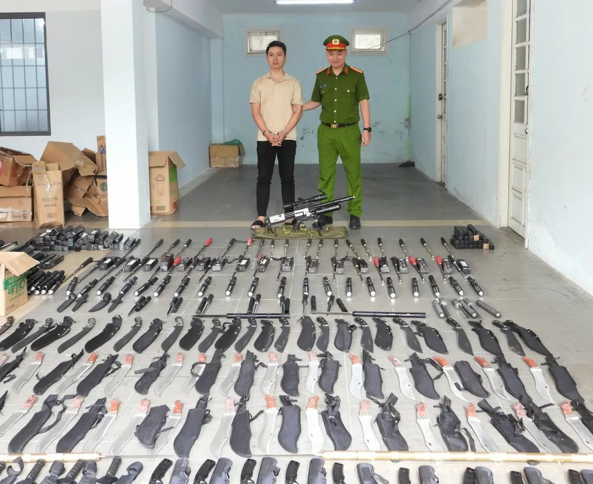 Đối tượng Huỳnh Trọng Hiệp cùng các tang vật là vũ khí thô sơ