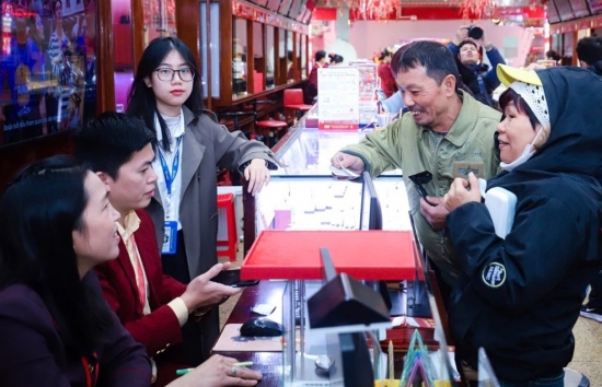 gia vang tang cuc manh nguoi dan van xep hang mua