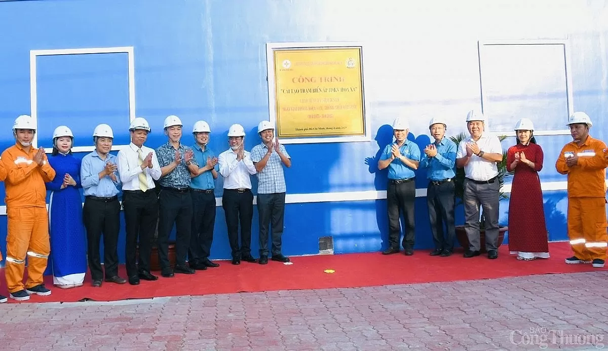 EVNHCMC gắn biển công trình điện mừng 50 năm Giải phóng miền Nam