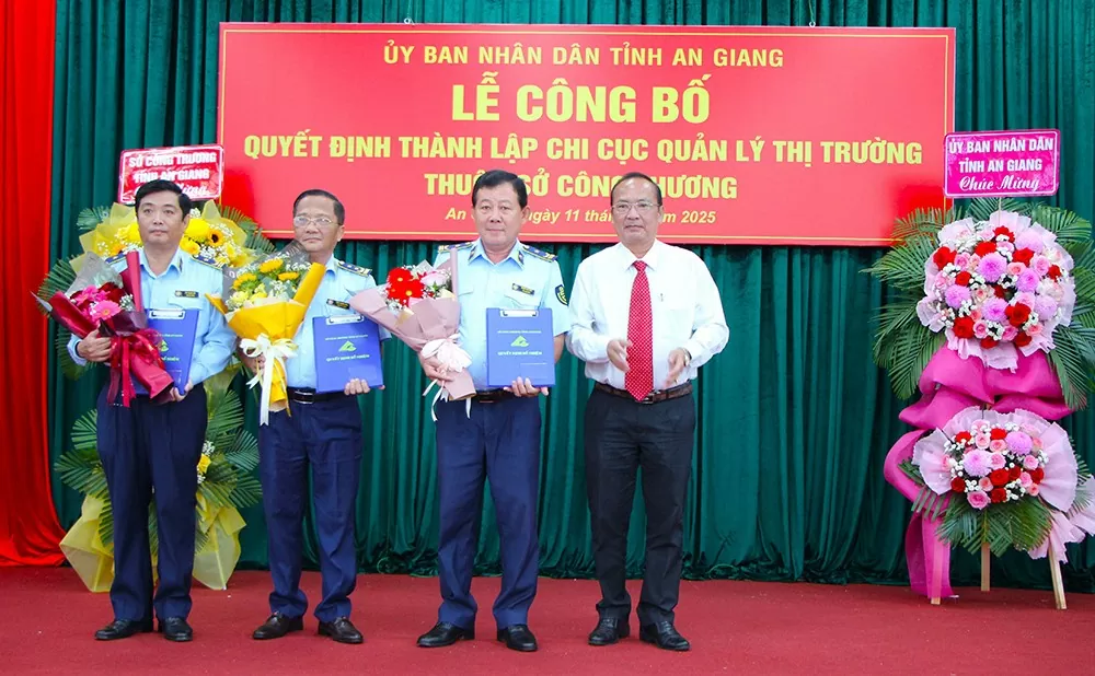 Giám đốc Sở Công Thương An Giang Nguyễn Minh Hùng trao quyết định tiếp nhận và bổ nhiệm Chi cục trưởng và các Phó Chi cục trưởng Chi cục Quản lý thị trường