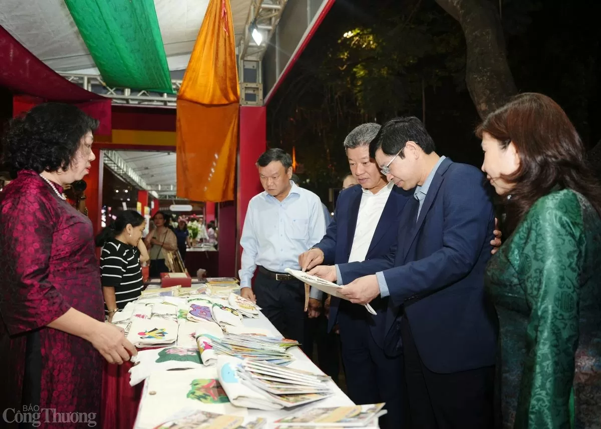 Hà Nội kể chuyện di sản qua từng món quà du lịch