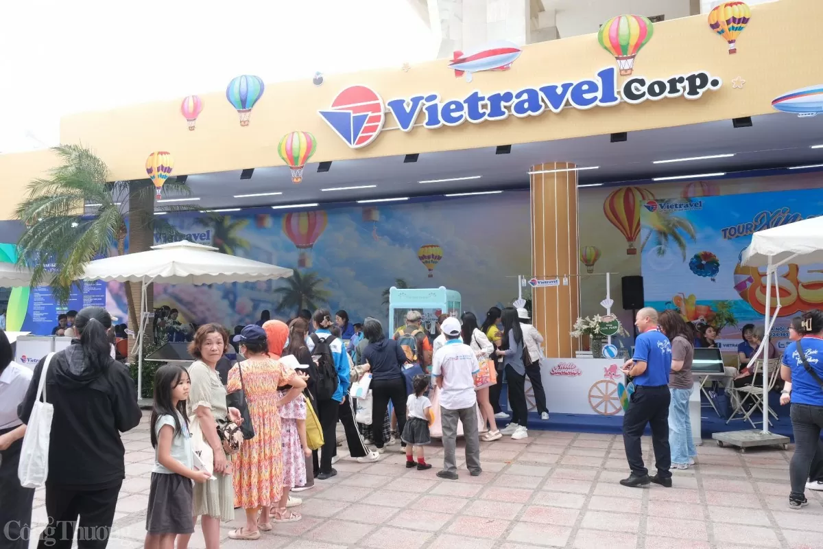 Du khách xếp hàng dài săn tour giá rẻ từ sáng sớm. Ảnh: Lê An
