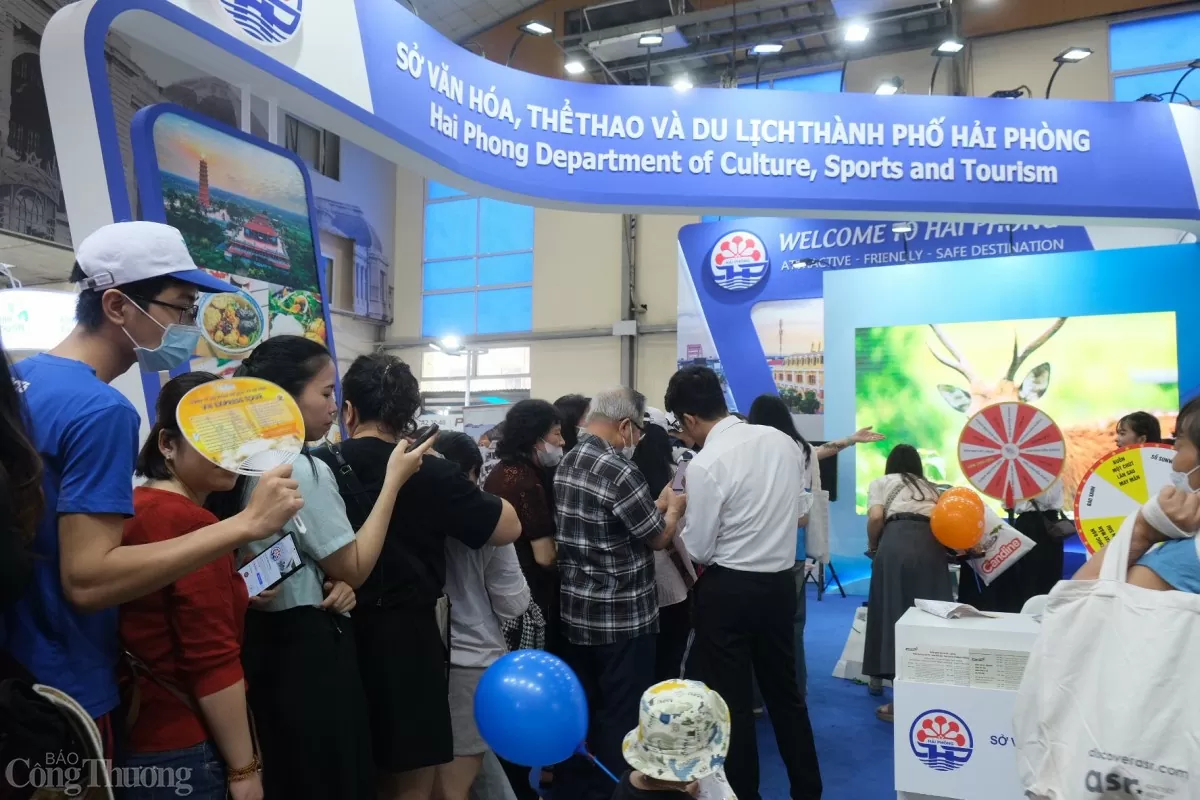 Du kháhc quan tâm tới các chương trình du lịch tại Hải Phòng. Ảnh: Lê An