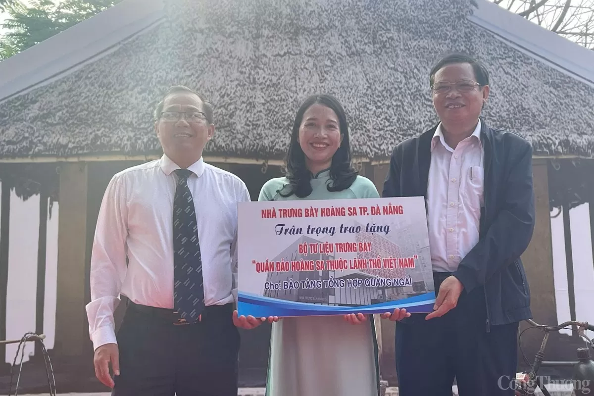 Dịp này, Nhà trưng bày Hoàng Sa Thành phố Đà Nẵng tặng bộ tư liệu trưng bày về chủ quyền biển đảo cho Bảo tàng tổng hợp tỉnh Quảng Ngãi