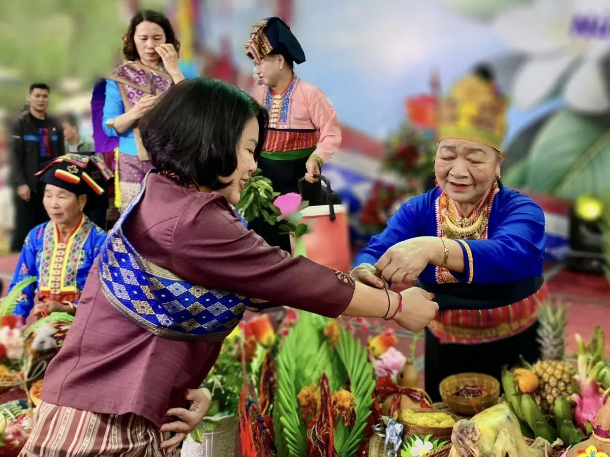 Điện Biên: Hàng trăm người dân, du khách dự lễ hội Ténước