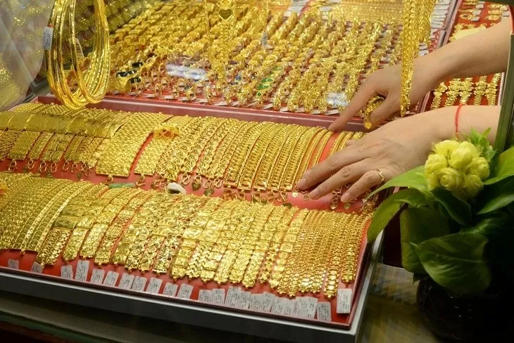 Giá vàng lập đỉnh lịch sử: Chốt lời hay đợi tăng thêm?