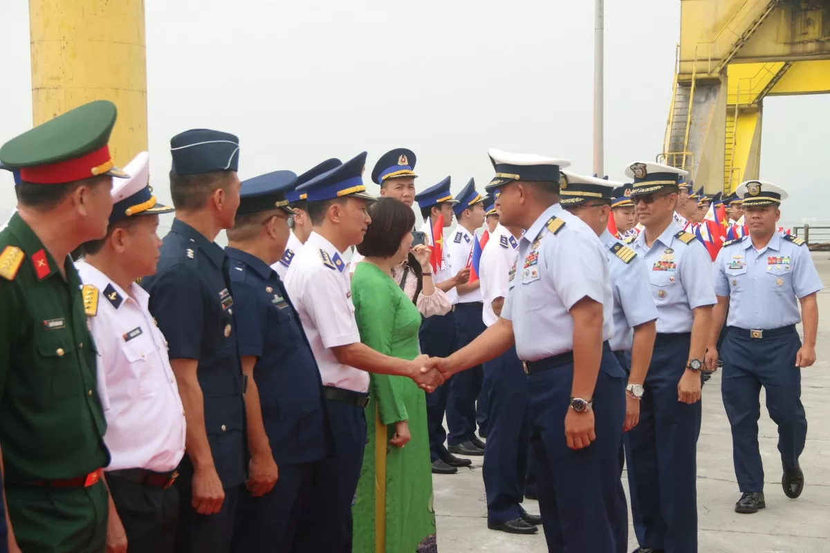 Đoàn sĩ quan Lực lượng Bảo vệ bờ biển Philippines bắt tay chào xã giao các lực lượng Việt Nam tại cảng Tiên Sa, Đà Nẵng