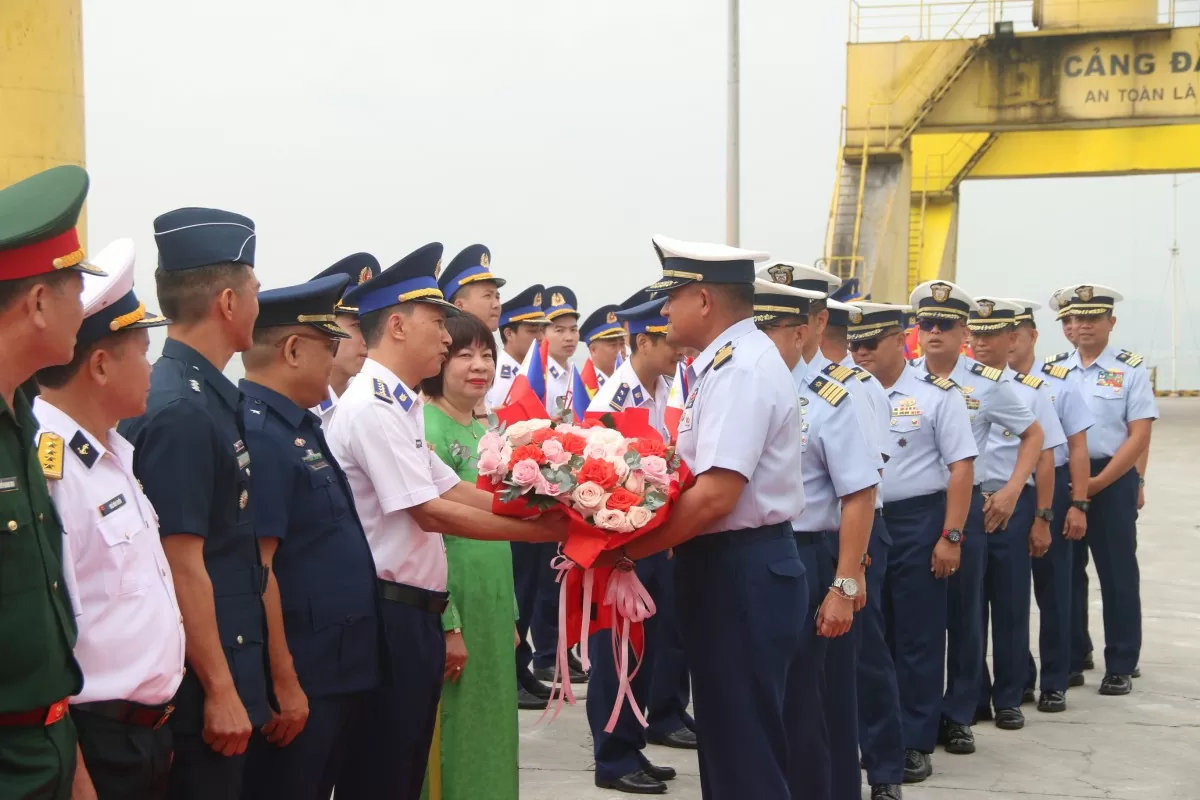 Đại diện lực lượng Cảnh sát biển Việt Nam tặng hoa chào mừng đoàn sĩ quan Lực lượng Bảo vệ bờ biển Philippines tại cảng Tiên Sa, Đà Nẵng