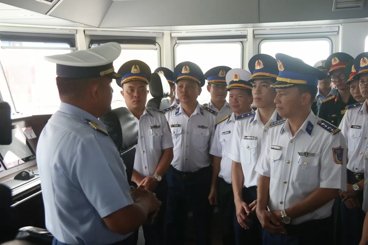 Sĩ quan Lực lượng Bảo vệ bờ biển Philippines giới thiệu về buồng lái tàu BRP Melchora Aquino (MRRV-9702) cho đoàn cán bộ Cảnh sát biển Việt Nam