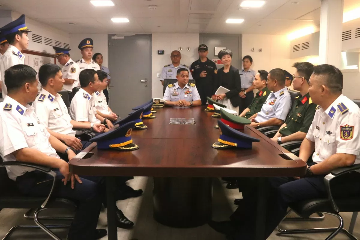 Đoàn cán bộ Cảnh sát biển Việt Nam làm việc với sĩ quan chỉ huy tàu BRP Melchora Aquino
