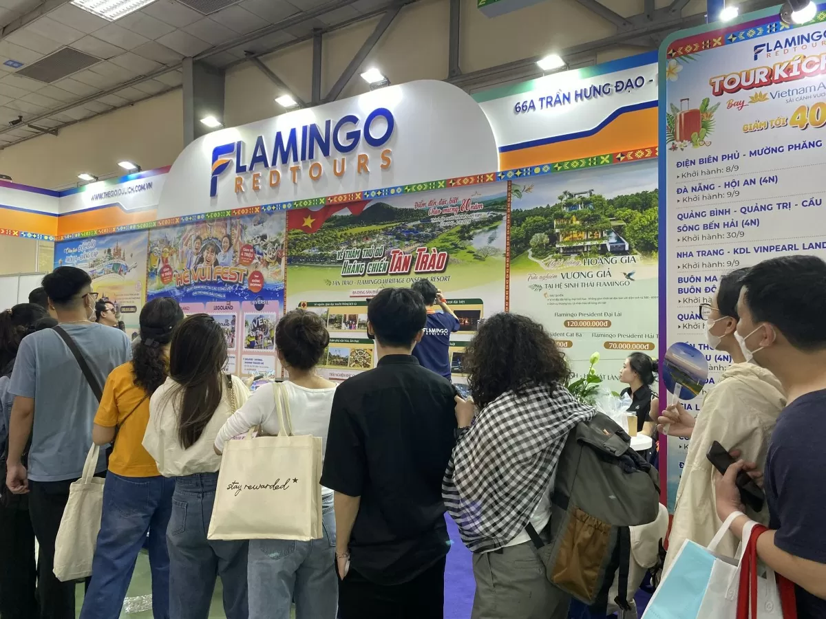 Khách du lịch săn tour về nguồn. Ảnh: Hoa Quỳnh