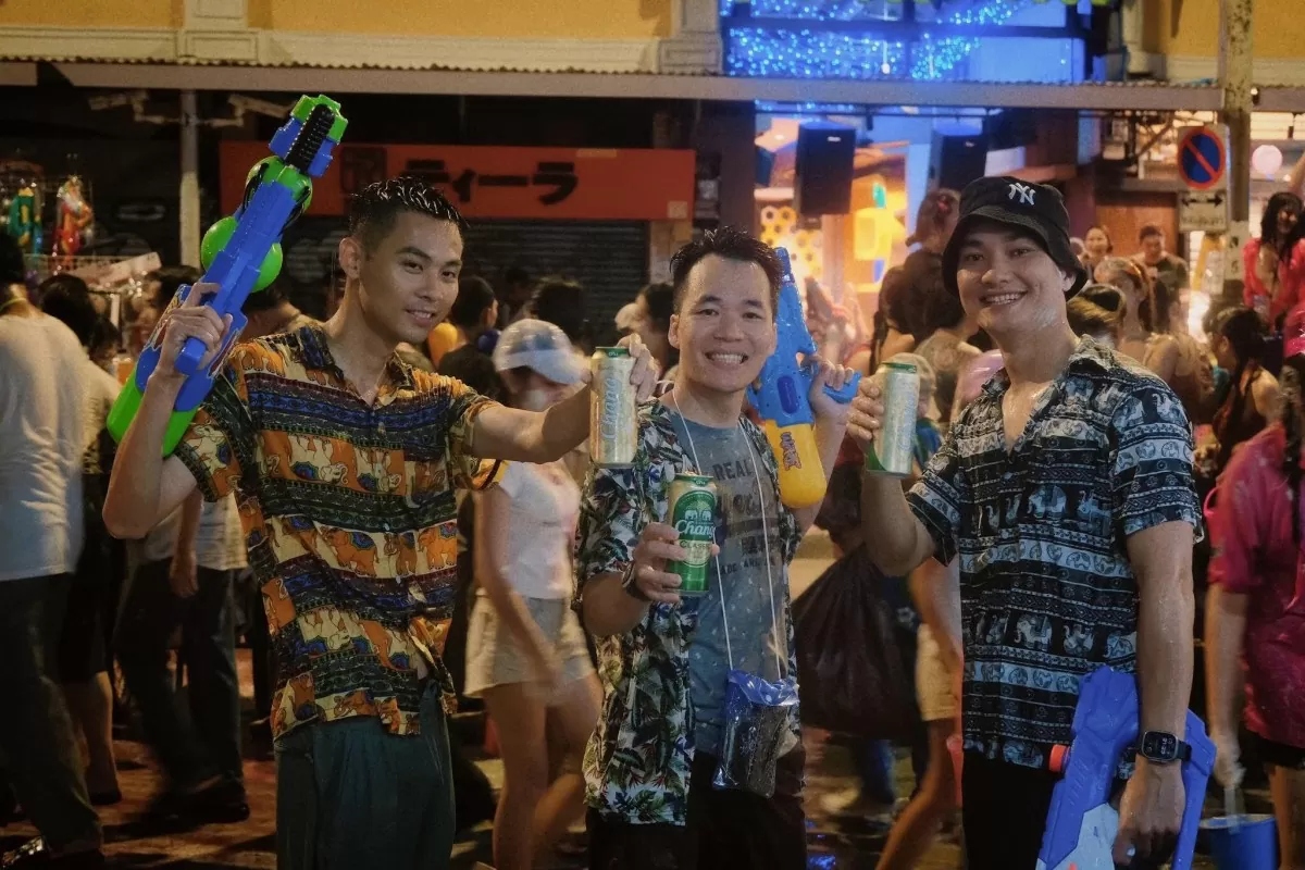 Người trẻ tại Việt Nam quan tâm tới lễ hội té nước tại Thái Lan. 