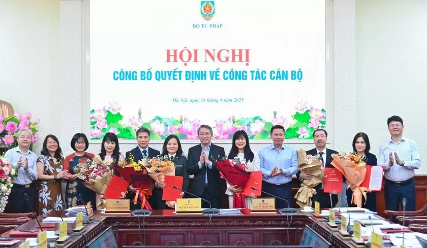 Bộ trưởng Nguyễn Hải Ninh trao Quyết định điều động, bổ nhiệm công chức lãnh đạo một số đơn vị. Ảnh: Bộ Tư pháp