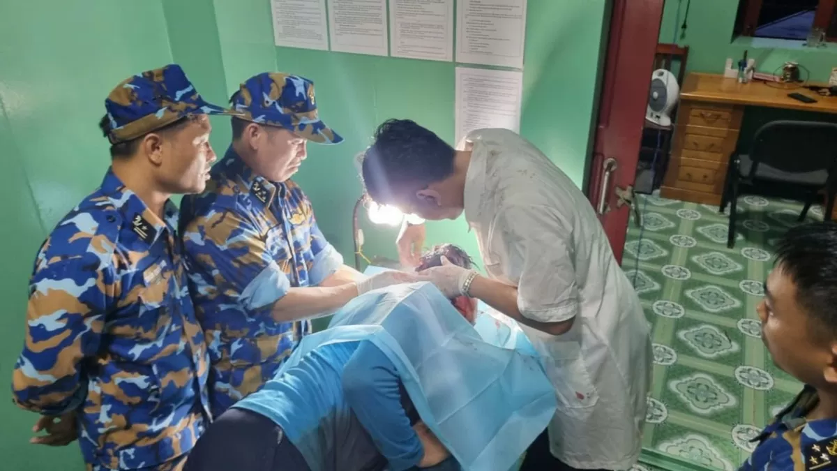 Tiến hành khâu vết thương cho ngư dân bị nạn