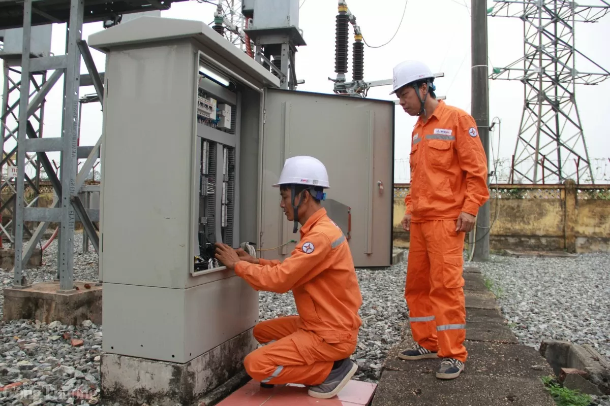 Công nhân Công ty Điện lực Vĩnh Phúc kiểm tra TBA 110kV Tam Dương
