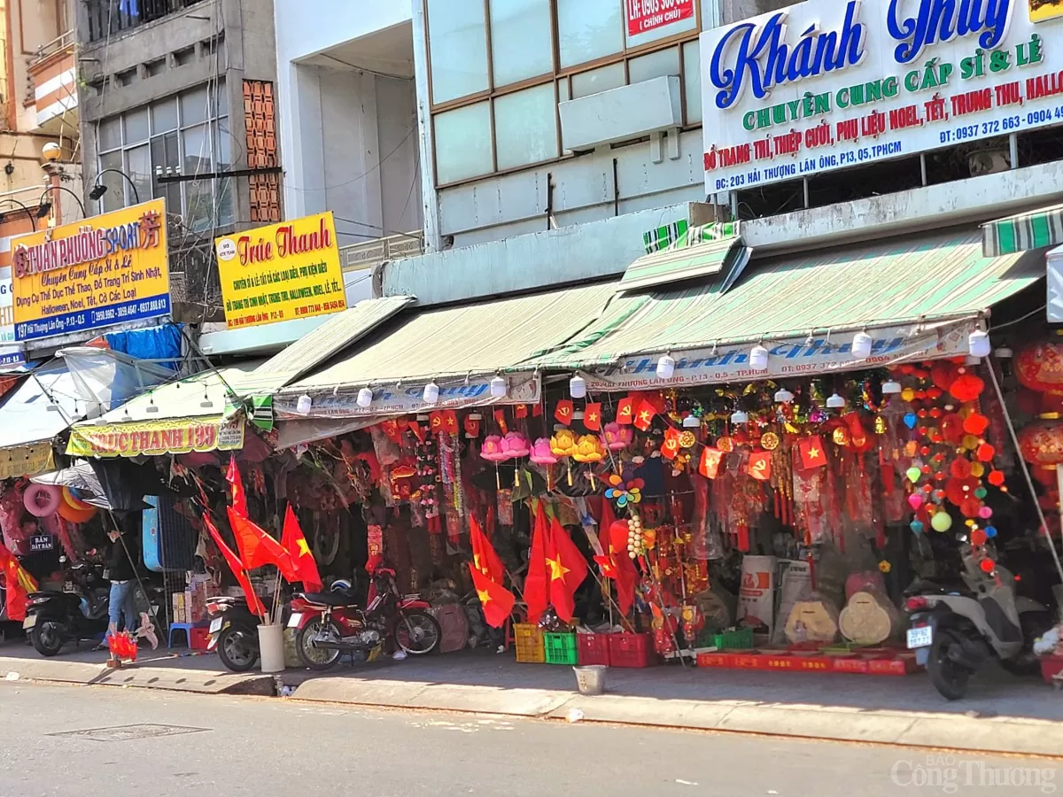 TP. Hồ Chí Minh: Thị trường đồ trang trí sôi động dịp lễ 30/4 - 1/5